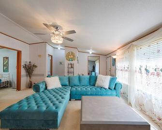 Room For All - Shiner - Living room