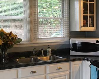 Cottage In Mountain Top Town, Steps To Dining, Grocery, Minutes To Adventure - Oak Hill - Kitchen