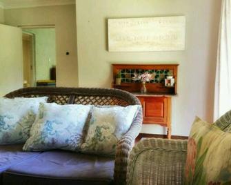 Paperbark Cottage, perfectly situated in a beautiful garden - Pinetown - Living room