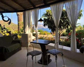 Case Quattrocchi - Giardino e Terrazzi con vista Panoramica sul Mare, Etna e Vulcano - Lipari