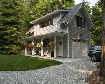Hawthorn Coach House - Halfmoon Bay - Building