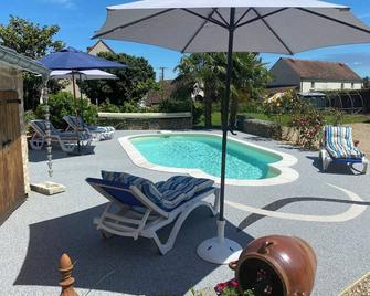 le Domaine de L étang Le Merger - Reuil - Piscina