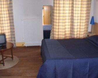 Cleotel - La Bourboule - Bedroom