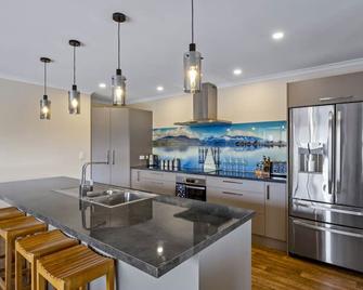 New, large, family friendly home, great location, walk to town, - Te Anau - Kitchen