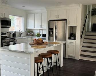 Clean Home near Fort Carson and COS Airport - Fountain - Cocina