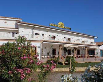 La Perla Hotel - Sant’Anna Arresi - Building