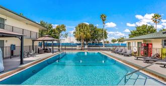 Quality Inn & Suites Downtown - Orlando - Svømmebasseng