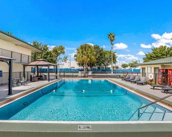 Quality Inn & Suites Downtown - Orlando - Piscina