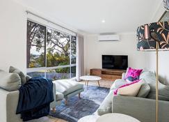 Windansea Cottage Pet Friendly Ocean Glimpses - Vincentia - Living room