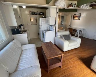 Pacific Beach Clean Relaxing Flat-1BR, Sleeps 5, 1 Mi. To Ocean/half Mile To Bay - San Diego - Living room