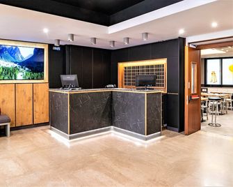 Hotel Centrale - Venice - Front desk
