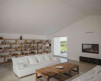 Alapega, Live Slow - Santa Susana - Living room
