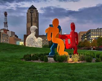 3 Homey Suites for Family to Enjoy! Explore Pappajohn Sculpture Park! - West Des Moines