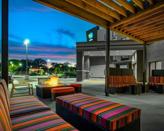 Home2 Suites by Hilton Omaha I-80 at 72nd Street - Omaha - Patio