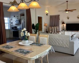 Luxury creek front 1 bedroom condo 15 minutes drive to State College(Penn State) - Port Matilda - Dining room