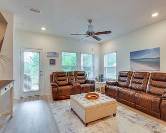 Spacious Freeport Home with Deck and 2 Living Areas! - Freeport - Sala de estar