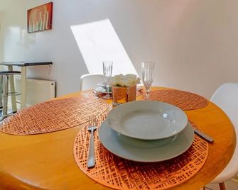 Stylish 3-Bed House with Free Parking & Wifi - Chatham - Sala de jantar