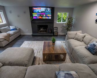 Stylish Remodeled 2br Retreat - Near Seattle - Peaceful, Clean, & Modern - Shoreline - Living room