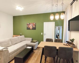 Cozy Apartments in Central Location with Free Parking - וינה - סלון