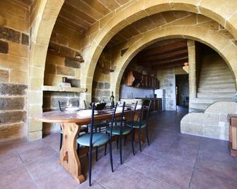 Farmhouse overlooking the wonderful seaview of Comino Island! - Qala - Comedor