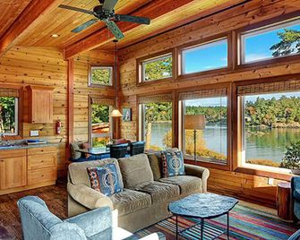 Snug Harbor Resort and Marina - Two Bedroom Water View Cabin, Queen Beds - Friday Harbor - Sala de estar