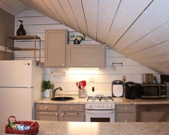 Welcome to the Brown Barn - Schenectady - Kitchen