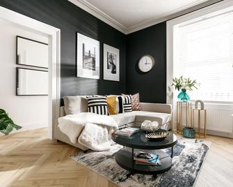 The Luxe - Premium Georgian Central Plymouth House - Sleeps 8 - Habita Property - Plymouth - Living room