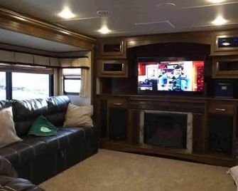 Luxury RV at Bolton Bay on Long Lake - Park Rapids - Wohnzimmer