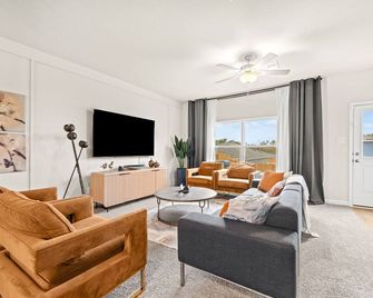 Villa, Newly Built 5BR, Sleeps 13, Close to Dallas - דאלאס - סלון