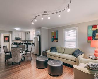 Best location in East Nash! 1.5 miles to Nissan Stadium and downtown Nashville!\n - Nashville - Living room