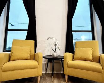 Charming 1600 square foot open concept space in Downtown Jacksboro with AC, WiFi - Jacksboro - Living room