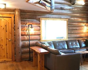 Handsome 10-bedroom, 10-ensuite bathroom Private Mountain Lodge sleeps 28+ - Gold Bar - Living room