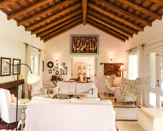 A pasos de Playa Montoya y dos cuadras de la calle principal de La Barra - La Barra - Living room