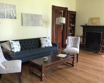 BarefootonPelee: Stonehouse\n[No Cleaning Fee! Starlink Internet!] - Pelee Island - Living room