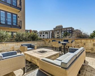 The Love Me Suite Upper Kirby Houston Getaway - Houston - Balcón