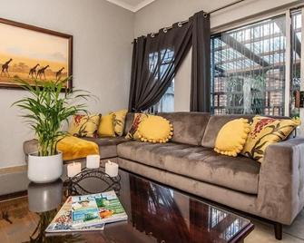 Dew Drop Inn - Nelspruit - Oturma odası