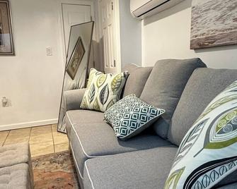 The Stone House! Pvt Entry/Sleeps 4 - by Hofstra\n\n - Uniondale - Living room