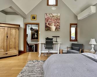 Private Contemporary Artist's Tree House on two acres with perennial gardens. - Cape Elizabeth - Bedroom