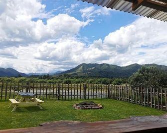 Riverside Bedford Bus with stunning valley views. - Murchison - Balkón