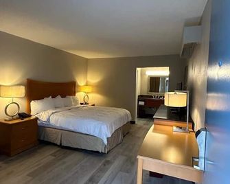 Days Inn by Wyndham Lanett - Lanett - Bedroom