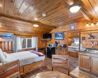 Cozy Bucking Moose Elk Cabin with 2 Queens, just a minute from Yellowstone! - West Yellowstone