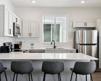 Radiance Reverie Home in Casa Grande with Pool,BBQ - Casa Grande - Cocina