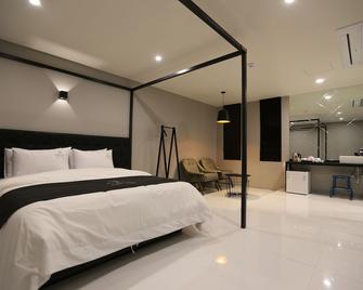 Hotel Leeds - Pyeongtaek - Bedroom