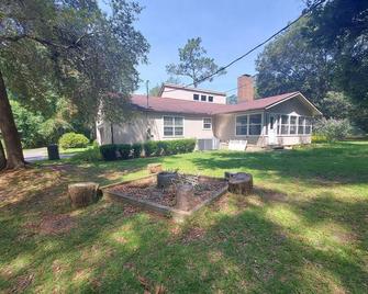 Peaceful almost 4 acres pond,sunroom, close to shopping restaurant's Douglas,GA - Douglas - Edifício