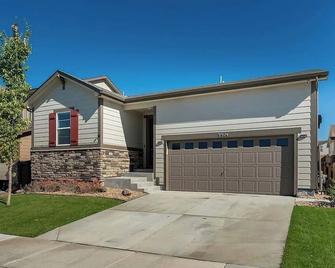 A nice cozy modern, stylish and spacious house in Denver - Commerce City - Edificio