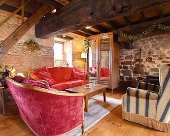 Rustic holiday home with garden in Normandy - Gouvets - Sala de estar