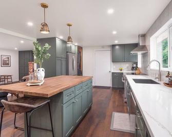 Singing Waters at N. Umpqua - Roseburg North - Kitchen