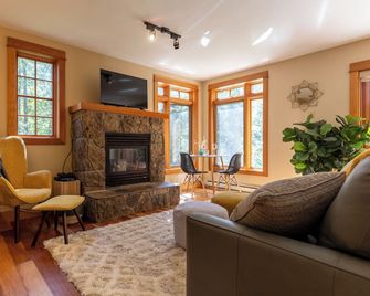 Ski-In / Bike-In @ Far - Private & Secluded : Perfect For 2 - Fernie - Huiskamer