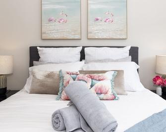 Park Avenue Luxe Chic Townhouse | Sleeps 9 | Cpark - Indooroopilly - Bedroom