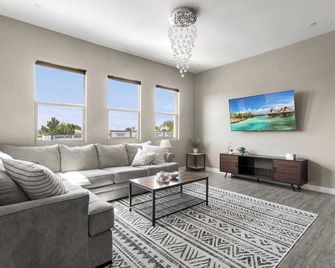Charming Alondra Blvd Townhouse Retreat with Modern Comforts and Serenity #41820 - Bellflower - Living room